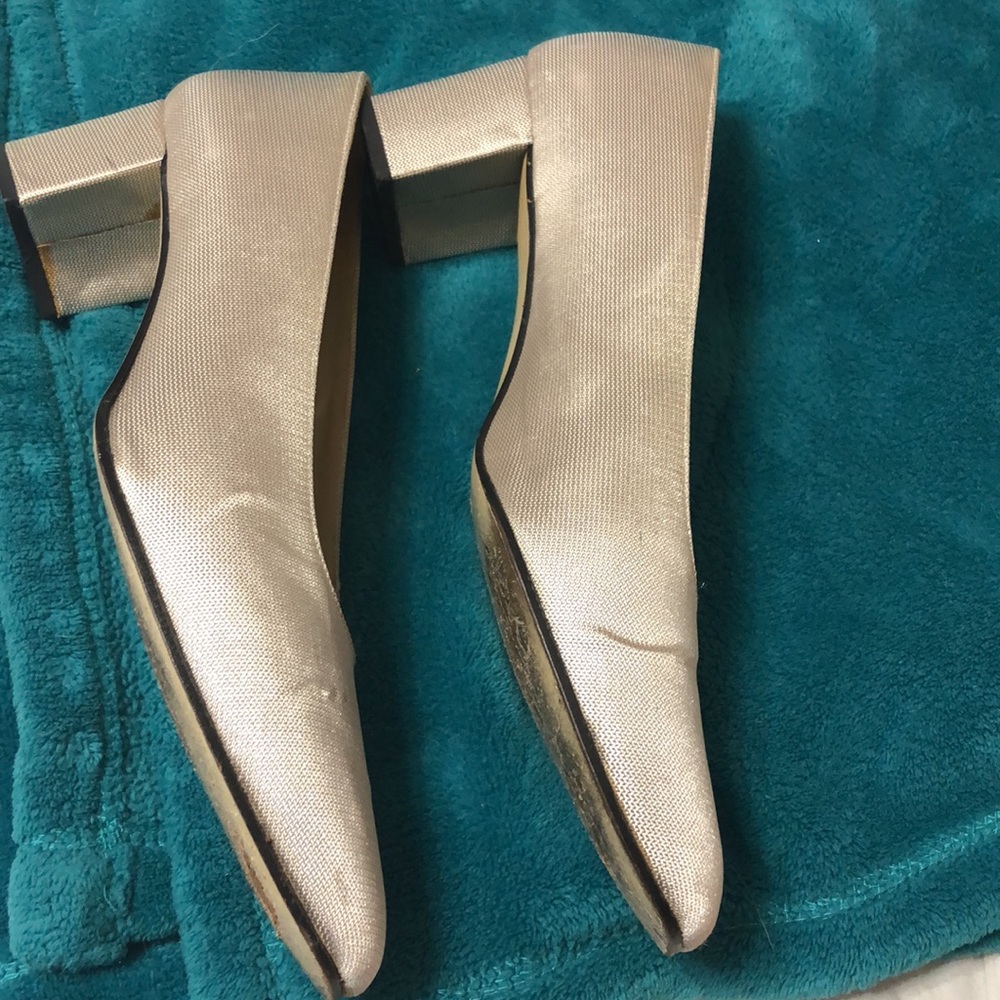 Bandolino silk silver pumps size 9 1/2 medium